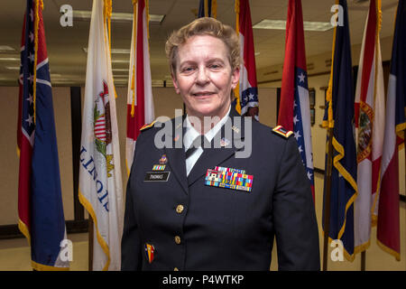 New Jersey Army National Guard Chief Warrant Officer 5 Michele Thomas posiert für ein Foto nach ihrer Promotion Zeremonie in der Halle der Erinnerung an Joint Force Headquarters, New Jersey der National Guard, an Joint Base Mc Guire-Dix - Lakehurst, New Jersey, 10. Mai 2017. Derzeit gibt es 128 Unteroffiziere in der New Jersey Army National Guard, sieben von ihnen den Rang eines Chief Warrant Officer 5 halten. Die Armee Warrant Officer Corps besteht aus mehr als 25.000 Männer und Frauen der aktiven Armee und Komponenten reservieren. (New Jersey National Guard Stockfoto