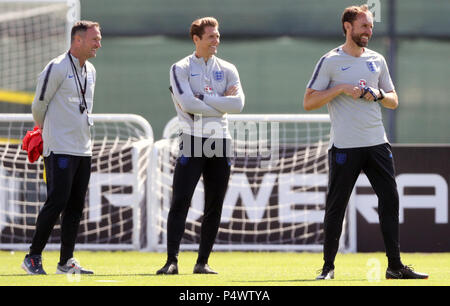 England's (von links nach rechts) Assistant Steve Holland, Stürmer Trainer Allan Russell und Manager Gareth Southgate während des Trainings am Spartak Zelenogorsk Stadium, Zelenogorsk. Stockfoto