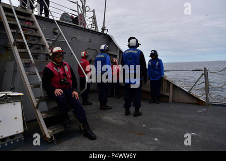 Golf von ALASKA - Yeoman 3. Klasse Armand Garcia, zugewiesen geführte Flugkörper Zerstörer der Arleigh-Burke-Klasse USS O' Kane (DDG-77), stehen für Generalleutnant Ken Wilsbach, Commander, US-Alaska-Befehl auf dem Flugdeck der DDG 77 in den Golf von Alaska. Nördlichen Rand 2017 ist Alaskas Premiere Joint-Übung zur Praxis Operationen, Techniken und Verfahren sowie die Interoperabilität zwischen den Diensten zu verbessern. Tausende von Teilnehmern aus den Diensten; Matrosen, Flieger, Soldaten, Marines, und Küstenwache Personal aus dem aktiven Dienst, Reserve und Nationalgarde-Einheiten sind krebserregende Stockfoto