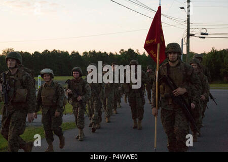 Us-Marines mit Combat Logistic Company 23 (Traktoren mit Kabine) (CLC-23), Bekämpfung der Logistik Regiment 25, II Marine Expeditionary Force, ein 6-mile training Wanderung an Bord der Marine Corps Air Station Beaufort, S.C., 10. Mai 2017 durchführen. CLC-23 durchgeführt, um die Ausbildung mit einem jährlichen Anforderungen zu erfüllen und Zusammenhalt aufzubauen. Stockfoto