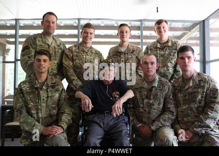 Soldaten aus dem 1. Bataillon, 509. Fallschirm-Infanterie-Regiment (Airborne) nehmen ein Gruppenfoto mit Joseph 'Jack' C. Rogillio, ein Kriegsveteran des zweiten Weltkriegs mit der 506. Fallschirm-Infanterie-Regiment (Airborne), Mai 9 in der Nähe von Fort Polk, Louisiana Stockfoto