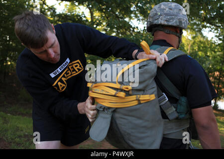 Us-Armee Sgt. 1. Klasse Brent Kiernan, ein Ranger Instructor mit der 5 Ranger Training Bataillon (5 RTB), Camp Merrill, Oregon, GA, führt eine Jumpmaster Personal Überprüfung einer Fallschirmspringer rig während Airborne Operations bei Lake Lanier, GA, Mai 9, 2017. 5 RTB ist die Durchführung einer absichtlichen Betrieb, um Kenntnisse in dieser Mission kritische Aufgabe zu erhalten. ( Stockfoto