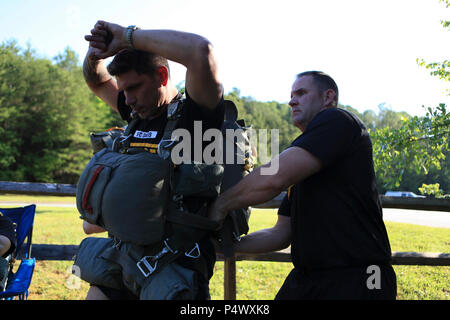 U.S. Army Command Sergeant Major Michael Hack, Command Sergeant Major des 5 Ranger Training Bataillon (5 RTB), Camp Merrill, Oregon, GA, führt eine Jumpmaster Personal Überprüfung einer Fallschirmspringer rig während Airborne Operations bei Lake Lanier, GA, Mai 9, 2017. 5 RTB ist die Durchführung einer absichtlichen Betrieb, um Kenntnisse in dieser Mission kritische Aufgabe zu erhalten. ( Stockfoto