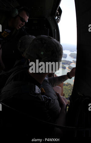 Us-Armee Sgt. 1. Klasse Cheney, ein Ranger Ausbilder und Jumpmaster mit der 5 Ranger Training Bataillon (5 RTB), Camp Merrill, Oregon, GA, gibt dem 1-minütigen Warnung zu Jumper während Airborne Operations bei Lake Lanier, GA, Mai 9, 2017. 5 RTB ist die Durchführung einer absichtlichen Betrieb, um Kenntnisse in dieser Mission kritische Aufgabe zu erhalten. ( Stockfoto