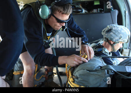 U.S. Army Staff Sgt. Matthäus Deane, ein jumpmaster und Ausbilder mit der 5 Ranger Training Bataillon (5 RTB), Camp Merrill, Oregon, GA, drehbarer über statische Zeile auf ein fallschirmspringer rig, während die Drop Zone während Airborne Operations bei Lake Lanier, GA, Mai 9, 2017. 5 RTB ist die Durchführung einer absichtlichen Betrieb, um Kenntnisse in dieser Mission kritische Aufgabe zu erhalten. ( Stockfoto