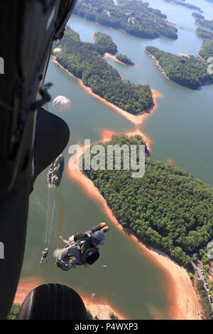 Fallschirmjäger mit der 5 Ranger Training Bataillon (5 RTB), Camp Merrill, Oregon, GA, Sprung von einer U.S. Army UH-60 Blackhawk, während Airborne Operations bei Lake Lanier, GA, Mai 9, 2017. 5 RTB ist die Durchführung einer absichtlichen Betrieb, um Kenntnisse in dieser Mission kritische Aufgabe zu erhalten. ( Stockfoto