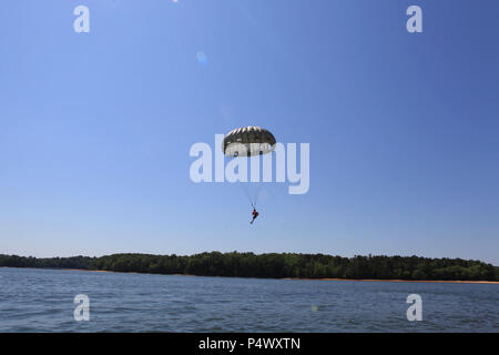 Ein Fallschirmjäger mit der 5 Ranger Training Bataillon (5 RTB), Camp Merrill, Oregon, GA, bereitet sich im Wasser zu landen nach dem Verlassen einer U.S. Army UH-60 Blackhawk Hubschrauber während Airborne Operations bei Lake Lanier, GA, Mai 9, 2017. 5 RTB ist die Durchführung einer absichtlichen Betrieb, um Kenntnisse in dieser Mission kritische Aufgabe zu erhalten. ( Stockfoto