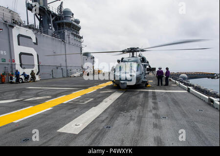 Pazifik (10. Mai 2017) Luftfahrt Bootsmann Mates (Kraftstoff) bereiten ein MH-60 Seahawk Hubschrauber Angriff Geschwader 23 auf dem Flugdeck der amphibischen Angriff Schiff USS America (LHA-6), "Wildcards" zugewiesen zu tanken. Mehr als 1.800 Matrosen und 2.600 Marines zugewiesen, die Amerika amphibische bereit Gruppe (ARG) und der 15. MEU führen derzeit ein Composite Training Unit Übung (COMPTUEX) vor der Küste Süd-Kalifornien für die ARG Einsatz noch in diesem Jahr. Amerika ARG besteht aus Amerika, die amphibische dock Landungsschiff USS Pearl Harbor (LSD Stockfoto