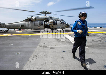 Pazifik (10. Mai 2017) Luftfahrt Boatswain Mate (Handling) Airman Owen Clark, ein Eingeborener von Derry, New Hampshire, Sprints klar von einem MH-60 Seahawk, "Wildcards" Hubschrauber Angriff Geschwader 23 zugewiesen ist, nach der Sicherung des Hubschraubers auf dem Flugdeck der amphibischen Angriff Schiff USS America (LHA-6). Mehr als 1.800 Matrosen und 2.600 Marines zugewiesen, die Amerika amphibische bereit Gruppe (ARG) und der 15. MEU führen derzeit ein Composite Training Unit Übung (COMPTUEX) vor der Küste Süd-Kalifornien für die ARG Einsatz noch in diesem Jahr. Ameri Stockfoto