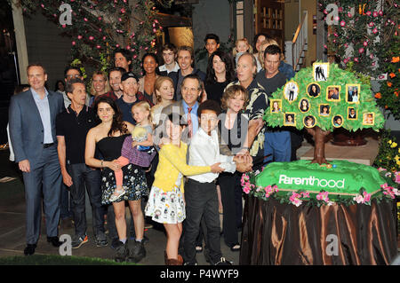 Max Burkholder, Ray Romano, Meilen Heizer, Joy Bryant, Tiree Brown, Craig T Nelson, Bonnie Bedelia, Lauren Graham, Peter Krause, Monica Potter, Sam Jaeger, Erika Christensen, Savannah Paige Rae, bei Elternschaft 100 Episode bei der Universal Los Stufe 43 an November 7, 2014 in Los Angeles. Max Burkholder, Ray Romano, Meilen Heizer, Joy Bryant, Tiree Brown, Craig T Nelson, Bonnie Bedelia, Lauren Graham, Peter Krause, Monica Potter, Sam Jaeger, Erika Christensen, Savannah Paige Rae, 161 Veranstaltung in Hollywood Leben - Kalifornien, Red Carpet Event, USA, Filmindustrie, Prominente, Fotografie, Bestof, Ar Stockfoto