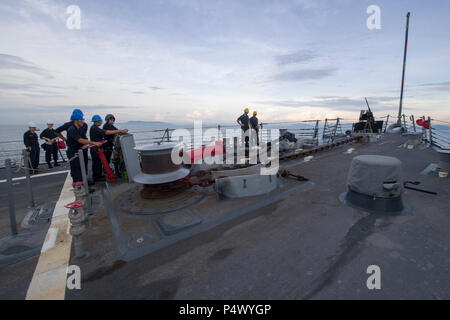 SONGKHLA, Thailand (10. Mai 2017) Matrosen an Bord der Arleigh-Burke-Klasse geführte Anti-raketen-Zerstörer USS Sterett (DDG104) Durchführung von Meer und Anker Arbeiten wie das Schiff bereitet vor der Küste von Thailand zur Unterstützung der multilateralen Übung CARAT zu verankern. CARAT ist eine Reihe von jährlichen maritime Übungen, die auf die Stärkung von Partnerschaften und die Erhöhung der Interoperabilität durch die bilateralen und multilateralen Engagements an Land und auf See. Stockfoto