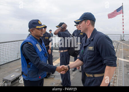 SONGKHLA, Thailand (10. Mai 2017) Cmdr. Sean Lewis, rechts, Executive Officer der Arleigh-Burke-Klasse geführte Anti-raketen-Zerstörer USS Sterett (DDG104) begrüßt Bangladesh Navy hinten Adm. M. Shafiul Azim an Bord für eine presail Konferenz zur Unterstützung der multilateralen Übung CARAT. CARAT ist eine Reihe von jährlichen maritime Übungen, die auf die Stärkung von Partnerschaften und die Erhöhung der Interoperabilität durch die bilateralen und multilateralen Engagements an Land und auf See. Stockfoto