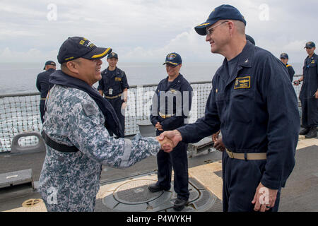 SONGKHLA, Thailand (10. Mai 2017) Kapitän David Bretz, rechts, Commodore von Destroyer Squadron 31, begrüßt die Republik Singapur Marine Oberstleutnant Leon Chua an Bord der Arleigh-Burke-Klasse geführte Anti-raketen-Zerstörer USS Sterett (DDG104) für eine presail Konferenz zur Unterstützung der multilateralen Übung CARAT. CARAT ist eine Reihe von jährlichen maritime Übungen, die auf die Stärkung von Partnerschaften und die Erhöhung der Interoperabilität durch die bilateralen und multilateralen Engagements an Land und auf See. Stockfoto