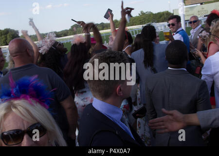 Rowdy Massen Beifall auf den Pferden an der Seite der Rennstrecke während Royal Ascot Schale Stockfoto