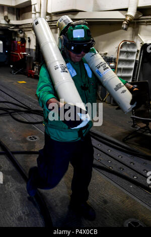 Schwarzes Meer (10 Mai 2017) - Aviation strukturellen Mechaniker 2. Klasse Daniel Carrilho von Brasilia, Brasilien, trägt sonobuoys aus dem Hangar auf dem Flugdeck an Bord der Arleigh-Burke-Klasse geführte Anti-raketen-Zerstörer USS Oscar Austin (DDG79) während des Flugbetriebs am 10. Mai 2017. Oscar Austin auf einer routinemäßigen Bereitstellung unterstützen die nationale Sicherheit der USA Interessen in Europa und der zunehmenden Theater Sicherheit gute Zusammenarbeit und freuen uns naval Präsenz in den USA 6 Flotte Bereich der Operationen. Stockfoto