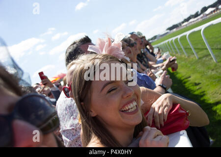 Rowdy Massen Beifall auf den Pferden an der Seite der Rennstrecke während Royal Ascot Schale Stockfoto