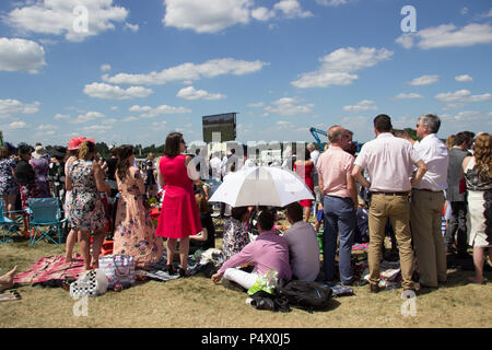 Menschenmassen stehen gerade die Rassen als Royal Ascot Windsor in Gehäuse Stockfoto