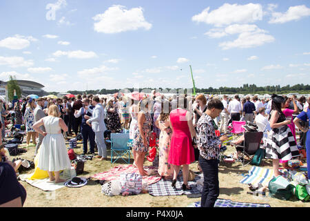 Menschenmassen stehen gerade die Rassen als Royal Ascot Windsor in Gehäuse Stockfoto