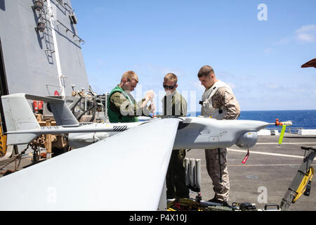 (9. Mai 2017) Marines zugeordnet Marine Medium Tiltrotor Squadron (VMM) 365 (Verstärkt) zusammen ein RQ-21 Blackjack unbemannte Luftfahrzeuge auf dem Flugdeck der San Antonio-Klasse amphibious Transport dock Schiff USS Mesa Verde LPD (19). Das Schiff ist mit der bataan Amphibious Ready Gruppe implementiert Maritime Security Operations und Theater Sicherheit Zusammenarbeit in den USA 6 Flotte Bereich der Aktivitäten zu unterstützen. Stockfoto