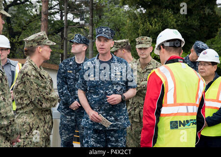 NAVAL AIR FACILITY ATSUGI, Japan (10. Mai 2017) Commander, Naval Installationen Befehl (CNIC) Vice Adm. Mary Jackson, Links, und Naval Air Facility Atsugi befehlshabenden Offizier, Kapitän John bushey sprechen Sie mit Marine Engineering (Befehl NAVFAC) Fernen Osten Personal während einer Tour. Dies ist der erste Besuch von Jackson Naval Air Facility Atsugi, seit Sie die Position von Cnic angenommen. Jackson's Besuch auf der Basis ist ein Teil einer Fläche einweisungsrundgang Navy Installationen in Japan. Stockfoto