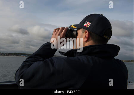 Deutschland (10. Mai 2017) - Ein Schiff bringt ein Pilot Navigator in der Arleigh-burke-Klasse geführte Anti-raketen-Zerstörer USS Carney (DDG64), während in Kiel, Deutschland, 10. Mai 2017 eintreffen. Carney, Vorwärts - Rota, Spanien bereitgestellt werden, ist die Durchführung der dritten Patrouille in den USA 6 Flotte Bereich der Maßnahmen zur Unterstützung der US-amerikanischen nationalen Sicherheitsinteressen in Europa. Stockfoto