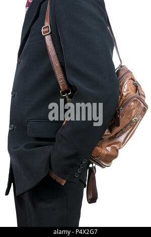 Geschäftsmann in Anzug hält eine Leder Rucksack auf die Schulter, close-up, auf weißem Hintergrund Stockfoto
