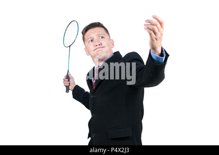 Geschäftsmann in Anzug eine Tonhöhe spielen Badminton, auf weißem Hintergrund Stockfoto