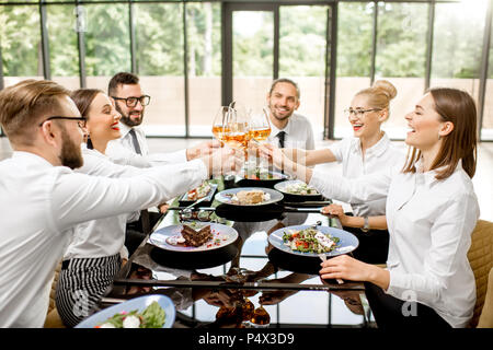 Geschäftsleute bei einem Mittagessen im Restaurant Stockfoto