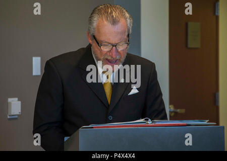 Us-Armee Kaplan Col (Ret.) Gary Hensley gibt der Aufruf während 2nd Lieutenant Mitchell Harrisons 'Inbetriebnahme Zeremonie an die Embry-Riddle Aeronautical University College in Daytona Beach, Florida, 10. Mai 2017. Die Zeremonie gedacht Harrisons "Kommission als Leutnant in der Marine Corps. Harrison abgeschlossen Die 10-wöchigen Officer Kandidaten Schule und bereitet sich für die Grundschule im Juli 2017 zu verlassen. Stockfoto