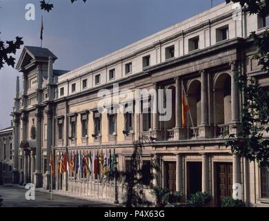 BANDERAS AUTONOMICAS EN LA FACHADA PRINCIPAL DEL SENADO DE LA PLAZA DE LA MARINA. Lage: SENADO - AUSSEN, MADRID. Stockfoto