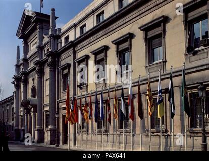 BANDERAS AUTONOMICAS EN LA FACHADA PRINCIPAL DEL SENADO DE LA PLAZA DE LA MARINA. Lage: SENADO - AUSSEN, MADRID. Stockfoto