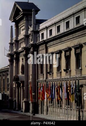 BANDERAS AUTONOMICAS EN LA FACHADA PRINCIPAL DEL SENADO DE LA PLAZA DE LA MARINA. Lage: SENADO - AUSSEN, MADRID. Stockfoto