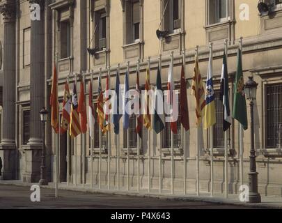 BANDERAS AUTONOMICAS EN LA FACHADA PRINCIPAL DEL SENADO DE LA PLAZA DE LA MARINA. Lage: SENADO - AUSSEN, MADRID. Stockfoto