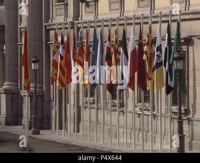 BANDERAS AUTONOMICAS EN LA FACHADA PRINCIPAL DEL SENADO DE LA PLAZA DE LA MARINA. Lage: SENADO - AUSSEN, MADRID. Stockfoto