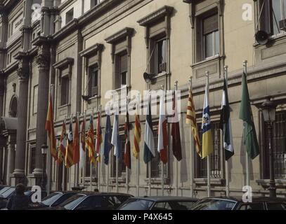 BANDERAS AUTONOMICAS EN LA FACHADA PRINCIPAL DEL SENADO DE LA PLAZA DE LA MARINA. Lage: SENADO - AUSSEN, MADRID. Stockfoto