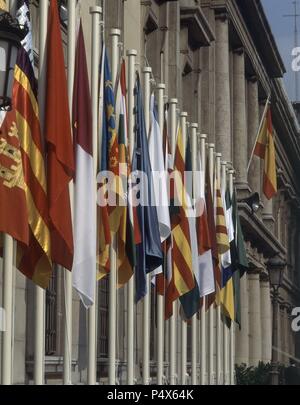 BANDERAS AUTONOMICAS EN LA FACHADA PRINCIPAL DEL SENADO DE LA PLAZA DE LA MARINA. Lage: SENADO - AUSSEN, MADRID. Stockfoto