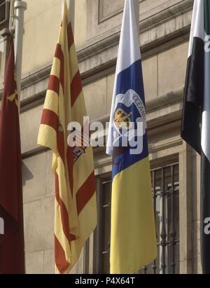 BANDERAS AUTONOMICAS EN LA FACHADA PRINCIPAL DEL SENADO DE LA PLAZA DE LA MARINA. Lage: SENADO - AUSSEN, MADRID, SPANIEN. Stockfoto