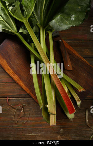 Frische Rhabarber auf hölzernen Tisch Stockfoto