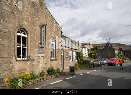 The Old School House in der Ortschaft Muker, Swaledale, North Yorkshire. Jetzt eine Galerie. Postman in einem kleinen roten Van. Stockfoto