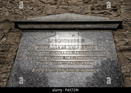 Gedenktafel Cherry Kearton, naturfotograf an der Wand der alten Schule in Dorf Muker, Swaledale, North Yorkshire, England. Stockfoto