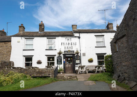 Die Farmers Arms Pub im Dorf Muker, Yorkshire Dales National Park, England. Stockfoto