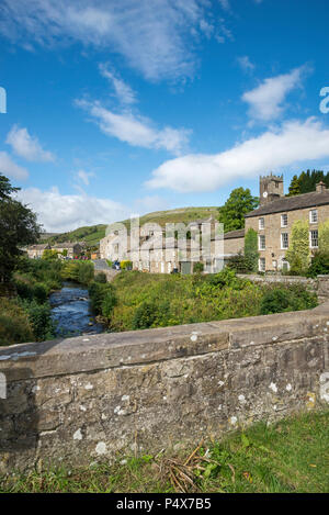 Blick von der Brücke über den Fluss Swale an Muker Dorf, Swaledale, North Yorkshire, England. Stockfoto