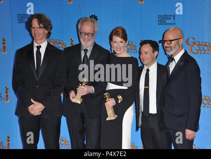 Jay Roach, Gary Goetzman, Julianne Moore, Danny Strong, Steven Shareshian im Presseraum des 70th Golden Globes Awards 2013 im Hilton Hotel in Beverly Hills. Jay Roach, Gary Goetzman, Julianne Moore, Danny Strong, Steven Shareshian Ereignis in Hollywood Leben - Kalifornien, Red Carpet Event, USA, Filmindustrie, Prominente, Fotografie, Bestof, Kunst, Kultur und Unterhaltung, Topix prominente Mode, Besten, Hollywood Leben, Event in Hollywood Leben - Kalifornien, Roter Teppich und backstage, Film Stars, TV Stars, Musik, Promis, Topix, Akteure aus dem gleichen Film, Cast und c Stockfoto