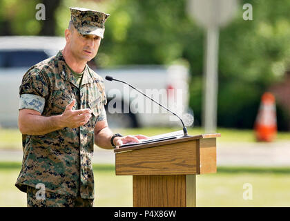 Us Marine Corps Oberst Joseph M. Murray, kommandierender Offizier, Marine Corps Base Quantico (MCB), spricht während des hundertjährigen Feier Feier in Lejeune, MCB Quantico, Virginia, 10. Mai 2017. Die Veranstaltung erinnert an die Gründung der MCB Quantico 1917 und bestand aus Leistungen durch das US Marine Corps leise Bohren Platoon und der US-Marine Drum & Bugle Corps. Stockfoto