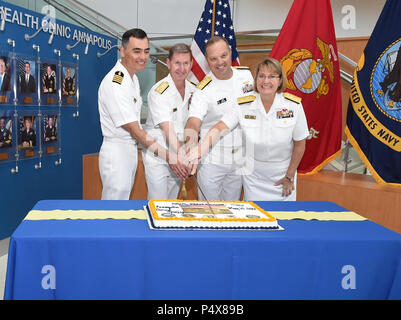 ANNAPOLIS, Maryland (10. Mai 2017) Von links: Kapitän Michael B. McGinnis, kommandierender Offizier, Naval Gesundheit Klinik Annapolis; Vice Adm. Walter E. "Ted" Carter jr., Betriebsleiter, United States Naval Academy; Hinten Adm. Terry Molton, stellvertretender Surgeon General und stellvertretender Leiter, Büro der Medizin und der Chirurgie und hinten Adm. Anne M. Swap, Commander, Marine Medizin Ost gemeinsam für eine zeremonielle Kuchen während der Naval Gesundheit Klinik Annapolis Grand Opening schneiden. Die neue Klinik verbindet die neuesten Health care Technologien mit einer ökologisch nachhaltigen Gestaltung der mehr als 14.000 Pat zu halten Stockfoto