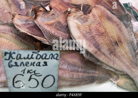 Nahaufnahme der getrocknet gesalzen Plattfisch mit Preis auf Zähler zum Fischmarkt. Stockfoto