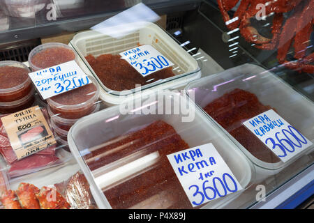 Gesalzene granulare Kaviar Pacific wilden roten Fisch lachs-rosa Lachs, chum salmon, Chinook Lachs mit Preis auf Zähler zum Fischmarkt. Stockfoto