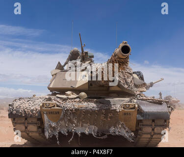 Soldaten in den 1 Geschwader zugewiesen sind, 1.Kavallerie Regiments, 2nd Brigade Combat Team, 1. Panzerdivision prep M1A2 Abrams Tank im Fort Bliss Ausbildung Bereiche in der Nähe von Orogrande, NM während Eisen 17 10. Mai 2017. Eisen 17 Ausbildung ermöglicht den Commander auf Führung, Ausbildung zu konzentrieren und Ressourcen zur Verbesserung der 2-1 Bereitschaft AD's bekämpfen und die weltweiten Aktivitäten während der Übergang von einer Ausbildung und Lehre Befehl, der US-Streitkräfte. Us-Armee Stockfoto