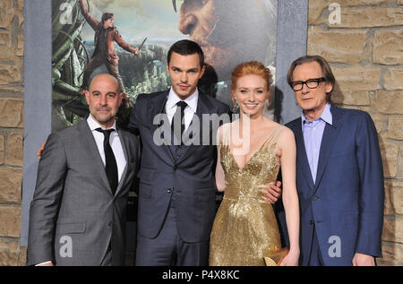 Stanley Tucci, Nicholas Hoult, Eleanor Tomlinson, Bill Nighy, Jack, dem riesigen Slayer Premiere auf der Chinese Theatre in Los Angeles. Stanley Tucci, Nicholas Hoult, Eleanor Tomlinson, Bill Nighy Ereignis in Hollywood Leben - Kalifornien, Red Carpet Event, USA, Filmindustrie, Prominente, Fotografie, Bestof, Kunst, Kultur und Unterhaltung, Topix prominente Mode, Besten, Hollywood Leben, Event in Hollywood Leben - Kalifornien, Roter Teppich und backstage, Film Stars, TV Stars, Musik, Promis, Topix, Akteure aus dem gleichen Film, Cast und co Star zusammen. Anfrage tsuni @ Gamma-US Stockfoto