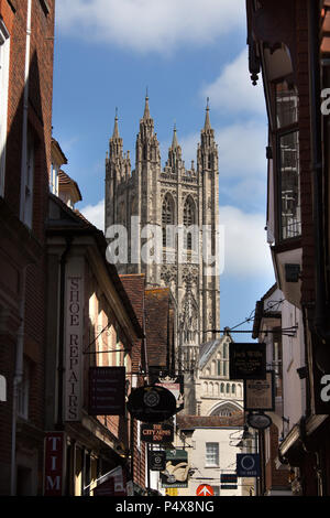 Stadt Canterbury, England. Shop Fronten auf dem Canterbury Metzgerei Lane, mit der Kathedrale von Canterbury Bell Harry Turm im Hintergrund. Stockfoto